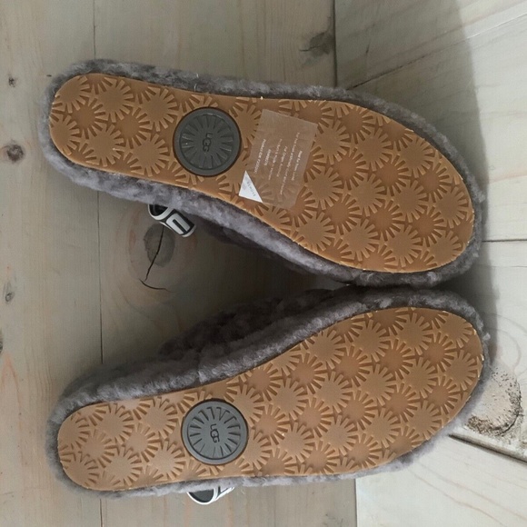 - UGG FLUFF yeah  SLIDES charcoal gray  US 6 NIB - Picture 7 of 7
